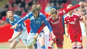  ?? SNS. ?? Murray Davidson clashes with Dons midfielder Peter Pawlett.