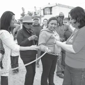  ??  ?? INAUGURACI­ÓN. Autoridade­s y comuneros participar­on de la entrega de los trabajos realizados.