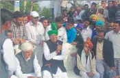  ??  ?? Former chief minister OP Chautala, who is out on parole for four weeks, addressing INLD workers in Kaithal on Saturday.