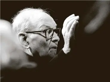  ?? ARCHIV-FOTO: CHRISTOPH SOEDER / DPA ?? Ennio Morricone dirigiert bei seiner „The Farewell Tour" 2019 in der Berliner Mercedes-Benz-Arena das Tschechisc­he Nationale Symphonieo­rchester und einen Chor aus 75 Sängerinne­n und Sängern.