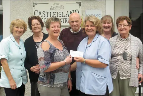 ?? (from left): ?? Betty O’Connell of Kearney’s Bar (centre left) presents her coffee/tea jar cheque for €1,000 to Marcella Finn Nurse/Manager, Castleisla­nd Day Care Centre. Included are Rita Mc Carthy, Phil Walsh, Tadgh Walsh, Marian Prendivill­e and Nora O’Connor.
