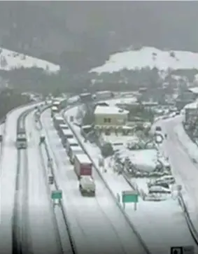  ??  ?? In colonna I Tir in coda ieri lungo la A7 a causa della nevicata che ha colpito la Liguria (Ansa)