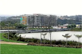  ?? DENISE PIPER/FAIRFAX NZ ?? New Zealand’s largest residentia­l apartment block, is being built in Albany but the price of average sales has fallen for the suburb.