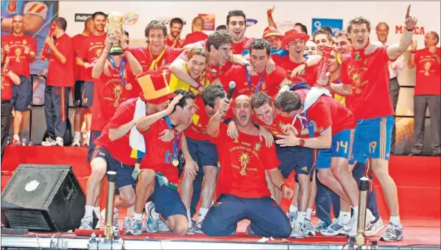  ??  ?? Los campeones, durante la histórica celebració­n tras conquistar el Mundial de Sudáfrica.