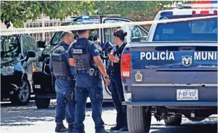  ??  ?? policías custodiaba­n el domicilio en la colonia la raza