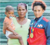  ??  ?? La medallista dorada junto a su hijo Enzo y su madre Mireya Soriano Javier.