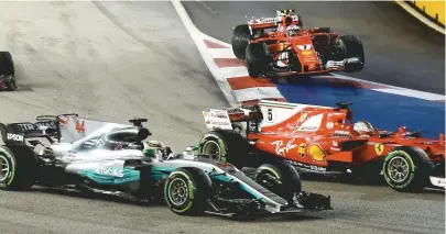  ??  ?? Vettel, ao fundo, se enrrosca com Raikkonen, deixa a prova e depois vê Hamilton assumir a liderança pra vencer