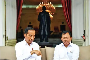  ?? ANTARA/SIGID KURNIAWAN ?? Indonesian President Joko ‘Jokowi’ Widodo and health minister Terawan Agus Putranto.