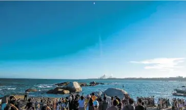  ?? PHOTOS AFP ?? Des dizaines de curieux ont assisté au décollage du nouveau vaisseau spatial chinois sur une plage en face du site de lancement situé sur l’île tropicale d’Hainan.