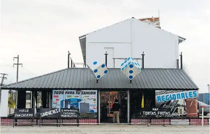  ?? ANDRÉS D’ELIA ?? Mercado “Los Dados”. El lugar donde fue filmado un jóven parecido a Santiago Maldonado.