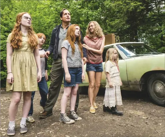  ?? JAKE GILES NETTER, LIONSGATE ?? From left, Sadie Sink, Charlie Shotwell, Ella Anderson, foreground centre, Woody Harrelson, Naomi Watts and Eden Grace Redfield in “The Glass Castle.”