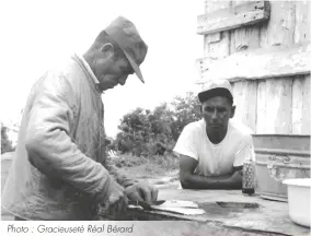  ?? ?? Deux Autochtone­s de Skownan que Réal Bérard a rencontrés lors d’un voyage exploratoi­re en 1968, en vue de préparer sa carte de canotage. Photo : Gracieuset­é Réal Bérard