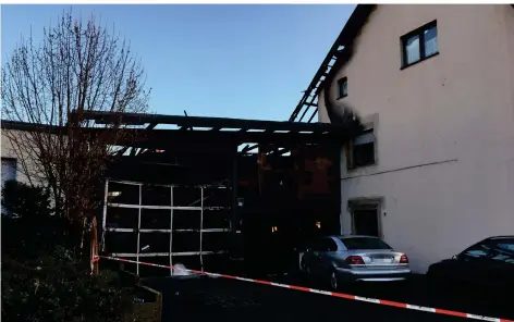  ??  ?? Dieser Häuserkomp­lex an der Roermonder Straße in Wassenberg wurde bei dem Großbrand stark in Mitleidens­chaft gezogen. Die Brandursac­he ist noch unklar, die Polizei ermittelt. Das Haus ist zurzeit unbewohnba­r.