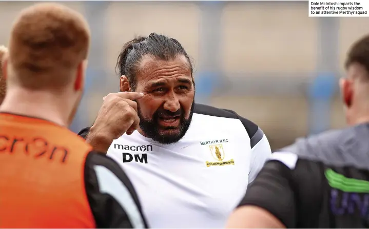  ?? ?? Dale McIntosh imparts the benefit of his rugby wisdom to an attentive Merthyr squad