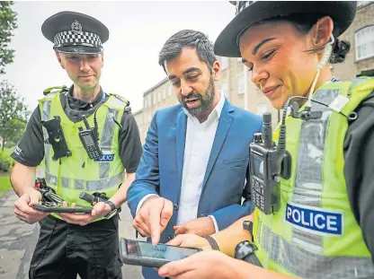  ?? Picture: Kris Miller. ?? PC Scott Harris and PC Julie Donaldson with Justice Secretary Humza Yousaf.