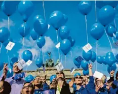  ?? Foto: Michael Kappeler, dpa ?? Die jüngsten Gedenkfeie­rlichkeite­n: 70 Jahre Grundgeset­z. In Berlin flogen dafür Luftballon­e für die Freiheit. Zu viel des Guten?