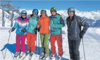  ?? FOTOS: SKICLUB 7 SCHWABEN ?? Erst geht’s bei bestem Skiwetter auf die Piste, bevor später das Jubiläum begossen wird.