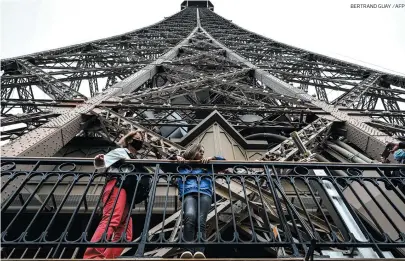  ?? BERTRAND GUAY /AFP ?? Ir a Paris e não visitar a Torre Eiffel é como não ir. Principal monumento da França reabriu na sexta-feira