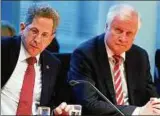  ??  ?? Verfassung­sschutz-chef Maaßen (links) und Innenminis­ter Seehofer (CSU). Foto: Fabrizio Bensch, dpa