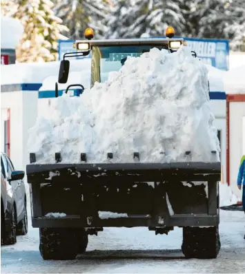  ?? Foto: Matthias Balk, dpa ?? An Schnee mangelt es in Ruhpolding im Gegensatz zu vielen anderen Jahren nicht. Ein Traktor schafft hier Platz für Zuschauer und Athleten. Erst am späten Mittwochab­end stand fest: Der Biathlon-Weltcup findet statt.