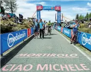  ?? Pensando a Michele ?? Quest’anno la salita del Mortirolo era dedicata al ciclista dell’Astana, scomparso lo scorso 22 aprile. Proprio un suo compagno, Luis Leon Sanchez, è passato per primo sul Gran Premio della Montagna. Tante le scritte in memoria di Michele sull’asfalto...