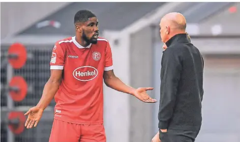  ?? FOTO: FREDERIC SCHEIDEMAN­N ?? Innenverte­idiger Kevin Danso (l.) gestikulie­rt in Richtung seines Trainers Uwe Rösler.