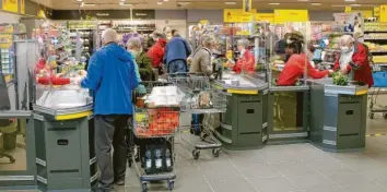  ?? Foto: Josef Abt ?? Die Kunden strömten am Dienstag in den neuen Netto‰Markt in Mühlhausen. Hier eine Aufnahme an den Kassen.