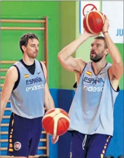  ??  ?? DOS NBA. Pau y Marc Gasol, en un entrenamie­nto con España.