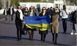  ?? (Photo Dylan Meiffret) ?? Kateryna, Ulyana, Iryna et Olena, de l’associatio­n franco-ukrainienn­e Côte d’azur, brandissen­t leur drapeau à Nice, sur la promenade des Anglais.