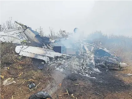  ?? DIARIO DE LA PAMPA ?? Destruido. Así quedó el Piper Seneca luego de irse a pique a unos 15 km de Quemú Quemú.