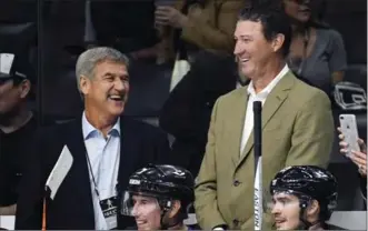  ?? ASSOCIATED PRESS FILE PHOTO ?? Team Lemieux coaches Bobby Orr, left, and Mario Lemieux have fun at the NHL all-star weekend recently.