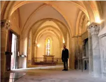  ??  ?? L’architecte Jérome Francou dans la chapelle de l’île barbe.