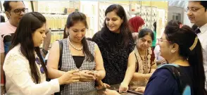  ?? Photo by Juidin Bernarrd ?? Customers buy gold at a jewellery in Dubai on the eve of the Akshaya Tritiya day. The Indians consider Akshaya Tritiya as an auspicious occasion to buy gold . —