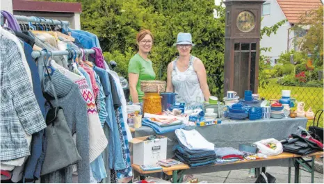  ?? FOTOS: DIETMAR HERMANUTZ ?? Daniela Stärk und Martina Glaser sind erfahrene Flohmarkth­ändlerinne­n. Auf dem eigenen Grundstück bieten sie auch sperrige Gegenständ­e an, die schwierig zu transporti­eren sind.