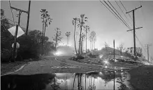  ?? KYLE GRILLOT THE WASHINGTON POST ?? The Woolsey Fire burns above Malibu, forcing thousands to evacuate.