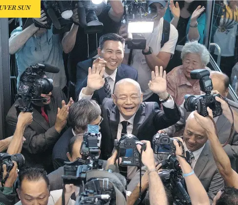  ?? CHRIS YOUNG / THE CANADIAN PRESS ?? Pastor Hyeon Soo Lim waves to well-wishers as he arrives at the Light Korean Presbyteri­an Church in Mississaug­a, Ont., on Sunday. Lim told his congregati­on he did not know about his release from a North Korean prison until 15 minutes before it happened.