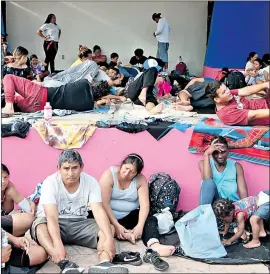  ?? EFE ?? Migrantes descansan, durante su caminata hacia EEUU, en el municipio de Escuintla, en Chiapas (México).