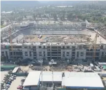  ?? / GENTILEZA CRUZADOS ?? Sin sol. El techo y la mayor elevación de la estructura del estadio hacían casi imposible usar pasto natural.