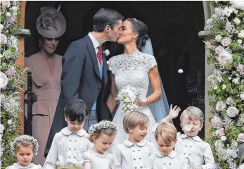  ?? FOTOS: AFP ?? Mit einem Kuss in aller Öffentlich­keit haben Pippa Middleton und ihr Ehemann James Matthews die Trauung in der St. Mark’s Church im Westen Londons besiegelt.