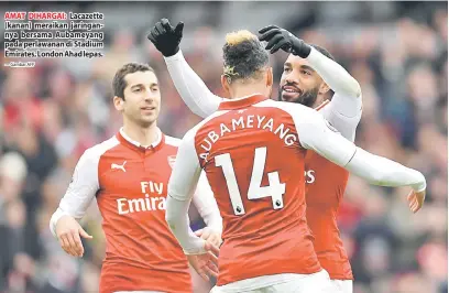  ?? — Gambar AFP ?? AMAT DIHARGAI: Lacazette (kanan) meraikan jaringanny­a bersama Aubameyang pada perlawanan di Stadium Emirates, London Ahad lepas.