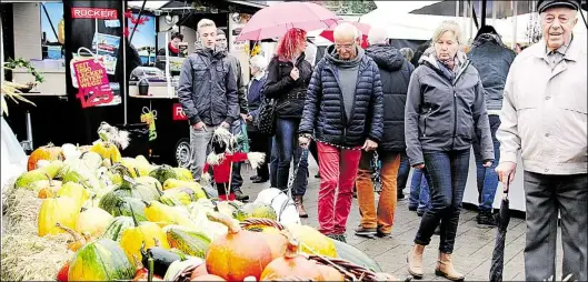  ?? BILD: FRANK JACOB ?? Besucherma­gnet: Der Herbstmark­t auf dem Kögel-Willms-Platz in Rastede lockt stets Tausende Besucher.