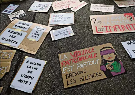  ?? (LAURENT GILLIERON/KEYSTONE) ?? Pancartes déposées le 2 novembre dernier devant l’entrée du siège de la RTS.
