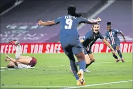  ?? FOTO: GYI ?? Signe Bruun y Marie-Antoinette Katoto celebran el gol decisivo del PSG