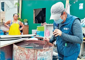  ?? Cortesía ?? • Personal del Ministerio de Salud de Manta encontró zancudos en recipiente­s.