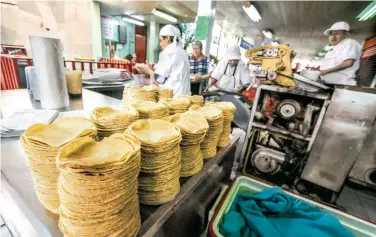  ?? ROBERTO HERNÁNDEZ ?? El incremento en el precio del grano puede presionar al alza el kilo de tortilla