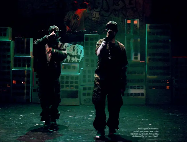  ?? Afp/marwan Naamani ?? Deux rappeurs libanais participen­t à une rencontre hip-hop au théâtre Al-madina de Beyrouth, en mars 2007.
