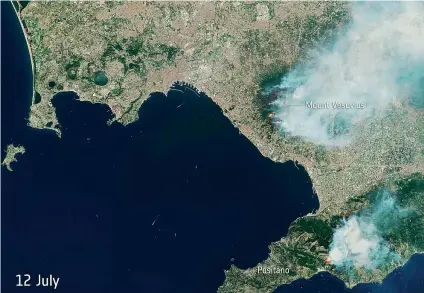  ??  ?? Disastro L’immagine dei roghi che hanno devastato la zona del Vesuvio ripresa dal satellite e diffusa dall’Agenzia spaziale europea (Esa)