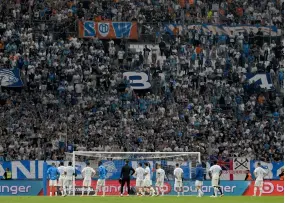  ?? NICOLAS TUCAT / AFP ?? Les supporters de l'OM au Vélodrome