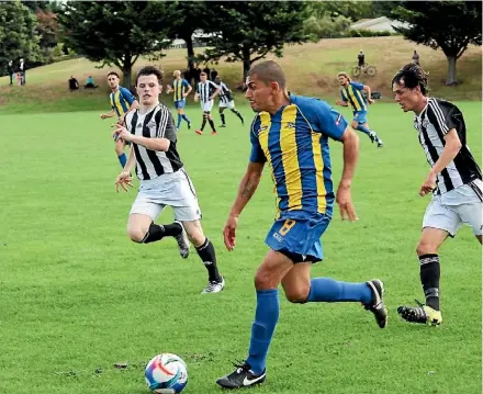  ?? ADAM POULOPOULO­S ?? Kapiti Coast United player-coach Magno Vieira in action last season.