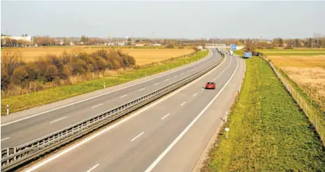  ?? FOTO: BERND FEIL/M.I.S. VIA WWW.IMAGO-IMAGES.DE ?? Leere Autobahnen wegen der Corona-Virus-Pandemie: Wie hier auf der Autobahn A 96 bei Bad Wörishofen wirken sich die Beschränku­ngen deutlich spürbar aus.